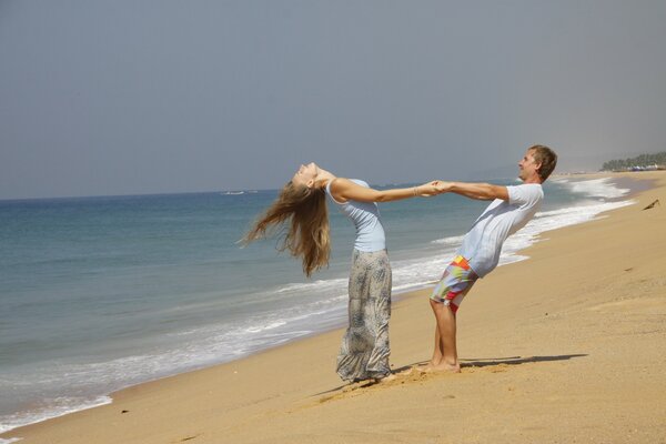 Couple amoureux danse sur la plage