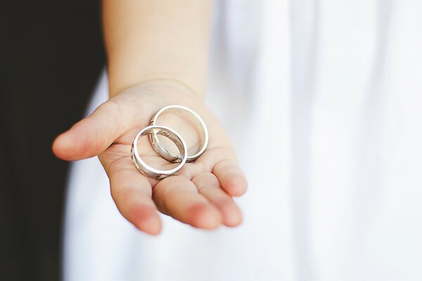 Hochzeitsringe in der Hand eines Kindes