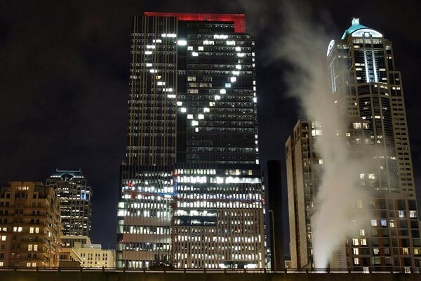 Coeur sur un gratte-ciel de fenêtres