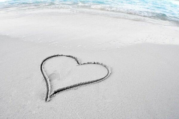 Corazón pintado en la playa del mar