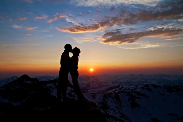 Couple d amoureux sur fond de coucher de soleil