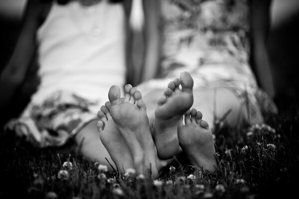 Photo en noir et blanc de deux filles avec des pieds nus