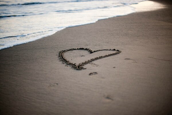 Estado de ánimo enamorado en la playa del mar