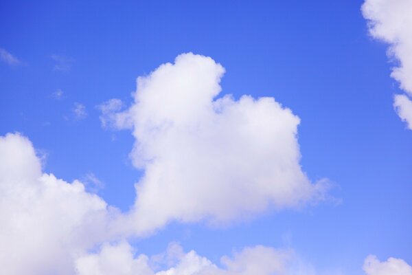 Nube aérea en forma de corazón