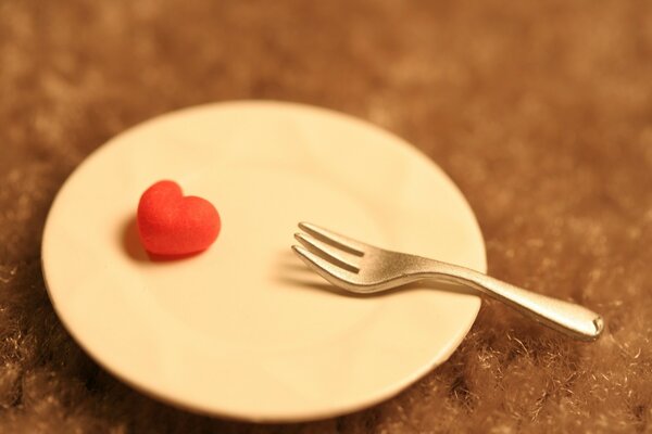 Corazón de rubí en un plato