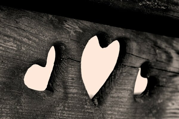 Вырезанные сердца на деревянной доске