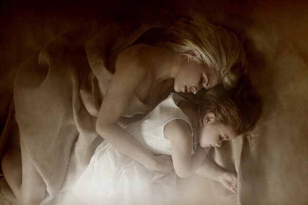 Девушка спит рядом с дочкой