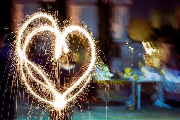 Cuore ardente di fiamma sullo sfondo della festa