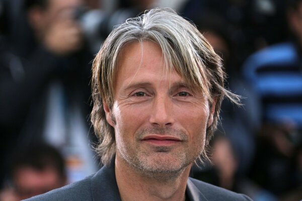 Mads Mikkelsen regarde dans la caméra