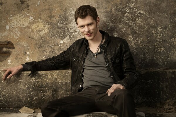 Joseph Morgan en la imagen del héroe de la serie los Antiguos 