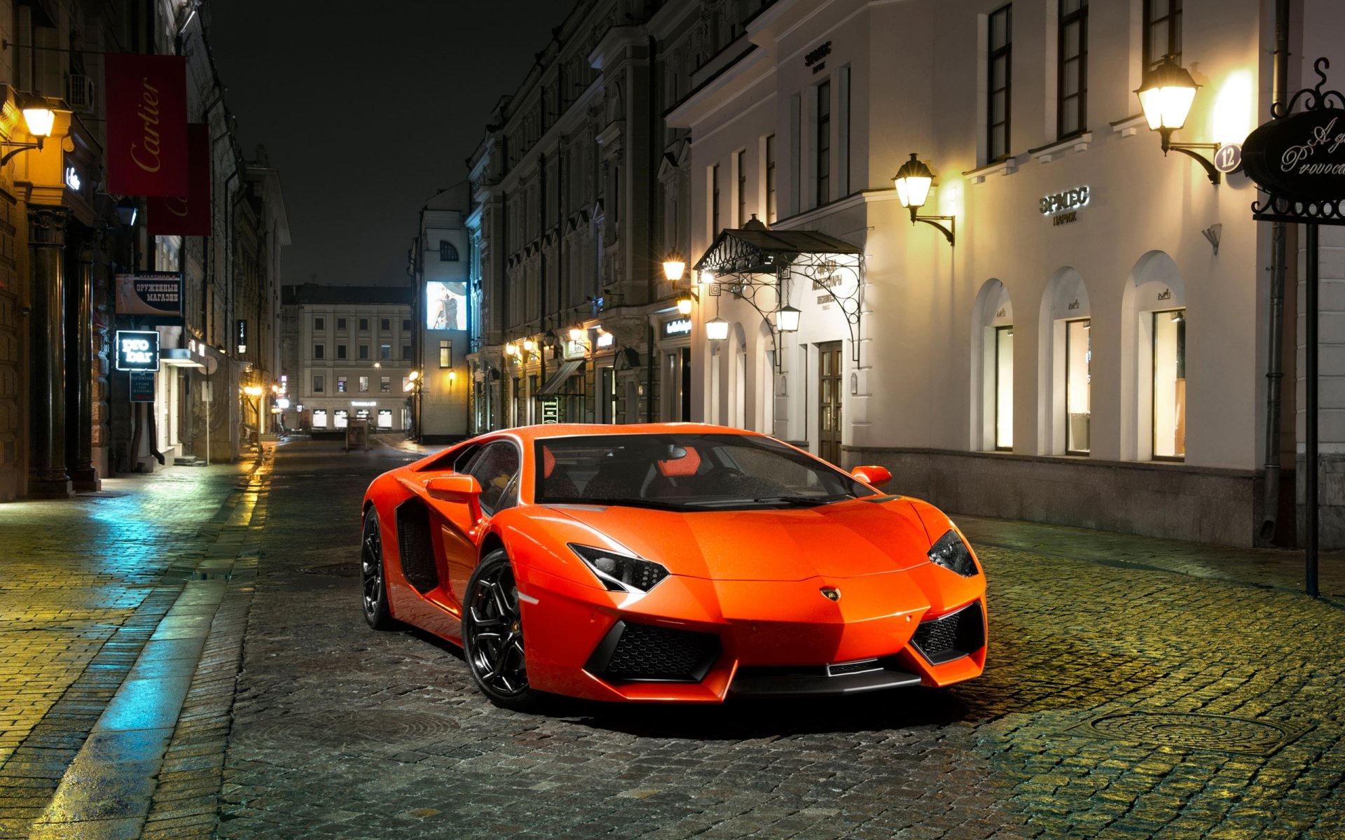 lamborghini aventador lp700-4 orange voiture de sport rue nuit bâtiments avant