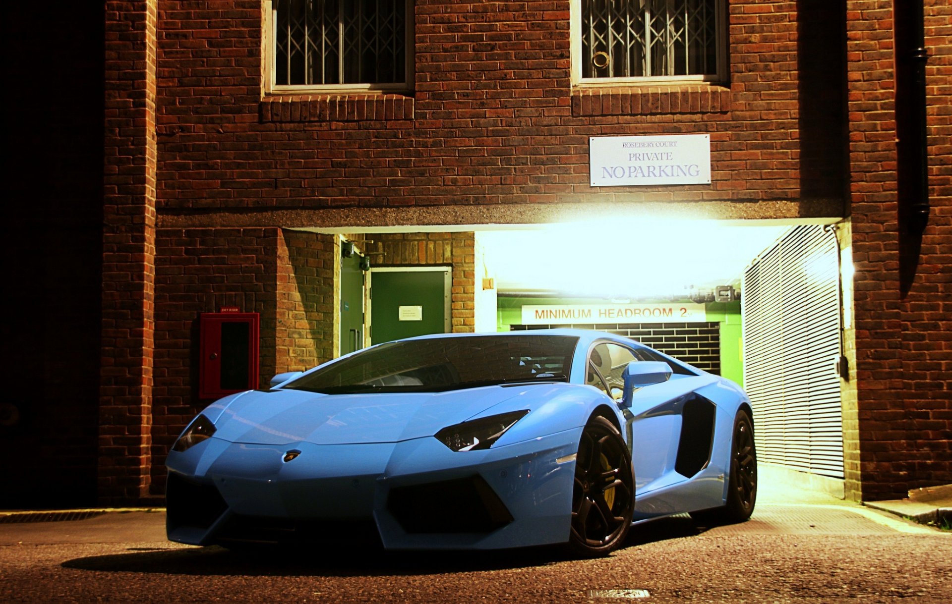 lamborghini aventador lp700-4 bleu lamborghini aventador cyan avant bâtiment fenêtre lumière soir