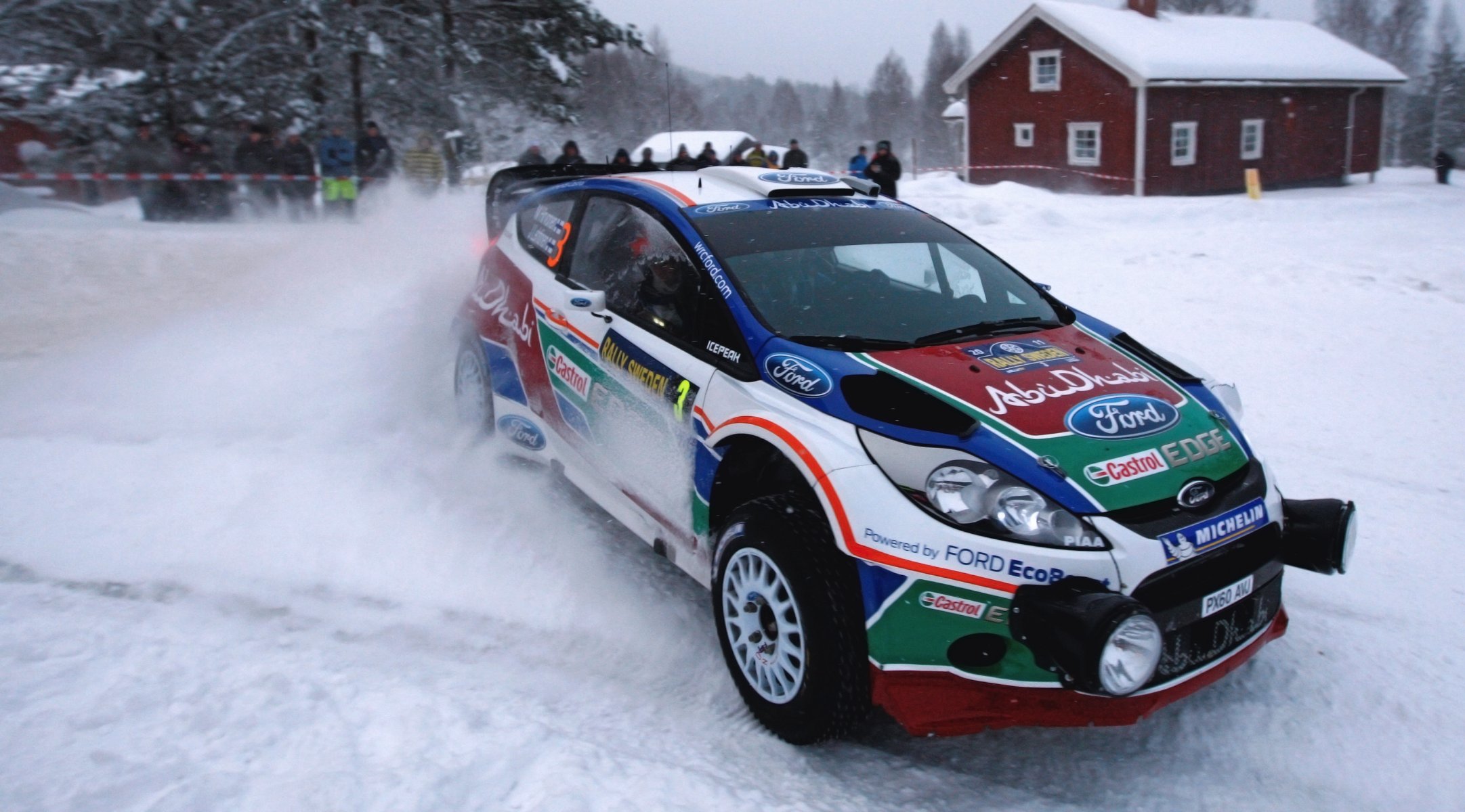 ford fiesta wrc rally auto coche deporte carrera frente faros capó invierno nieve derrape