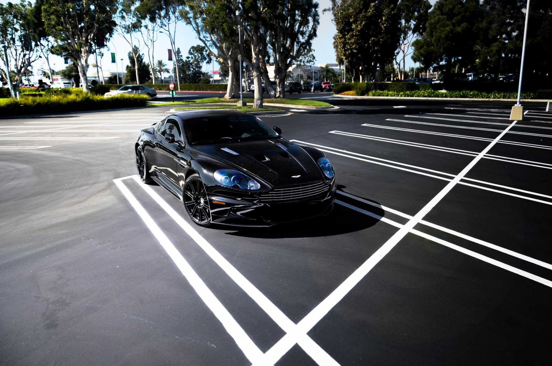 aston martin dbs schwarz aston martin dbs schatten parkplatz bäume