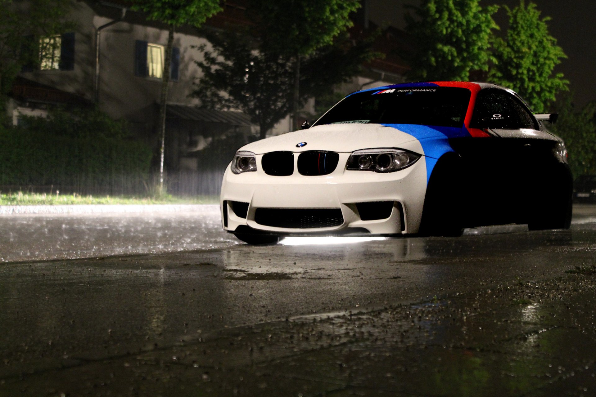 bmw 1m coupé nuit pluie avant lumière