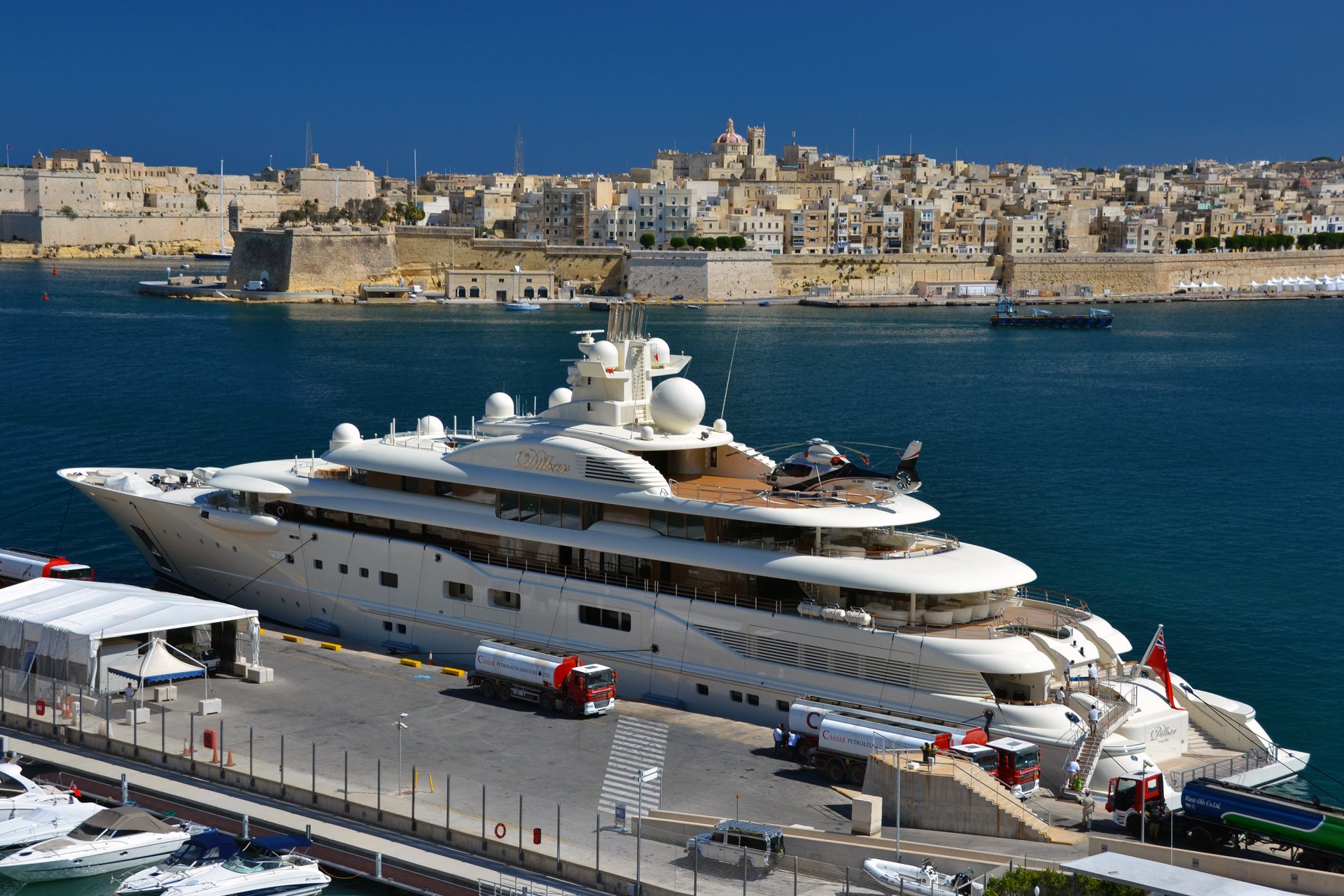 biała mega jacht helikopter port tankowanie miasto malta valletta architektura dilbar valletta