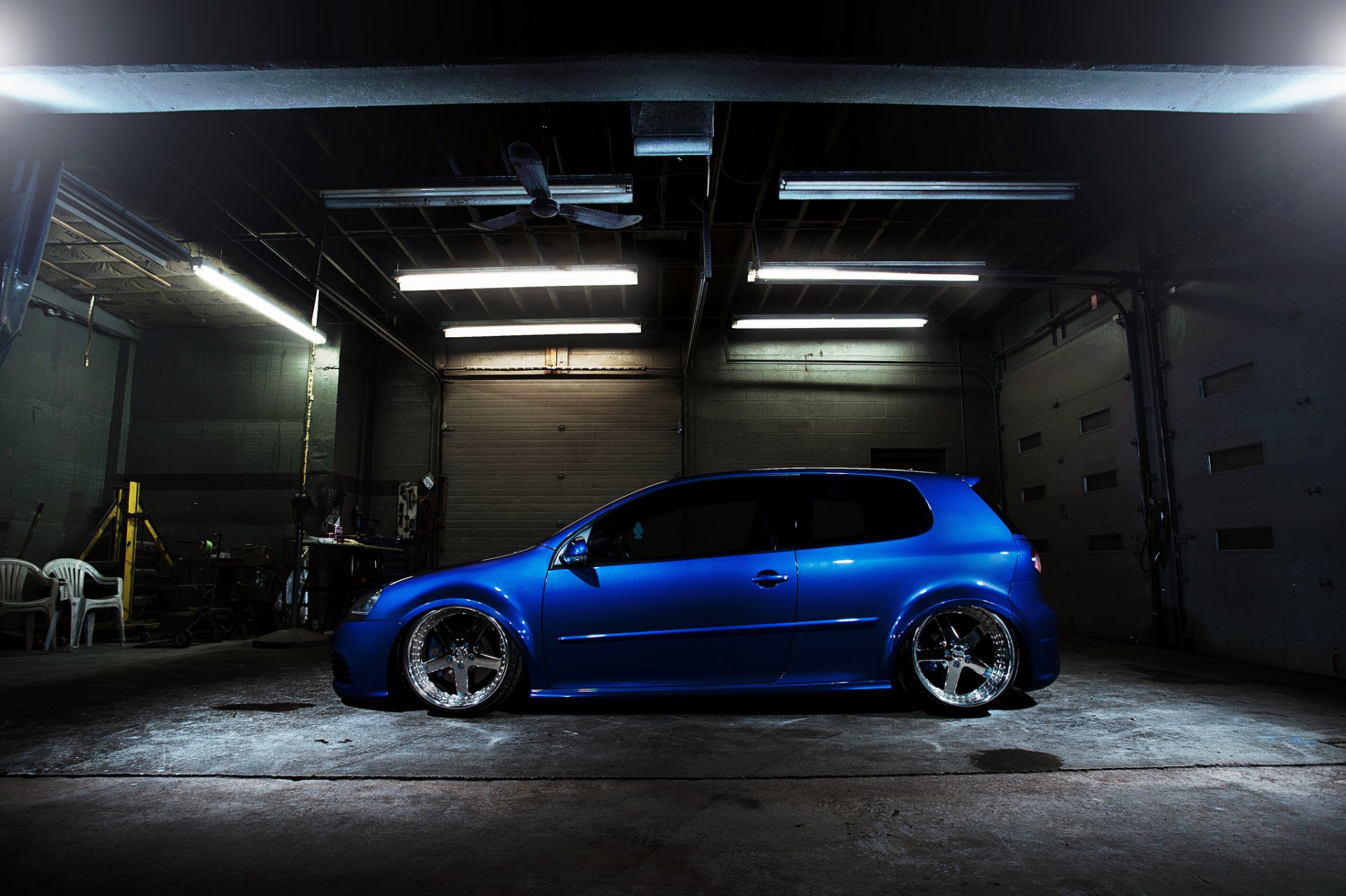 volkswagen golf gti niedrig blau tuning seitlich