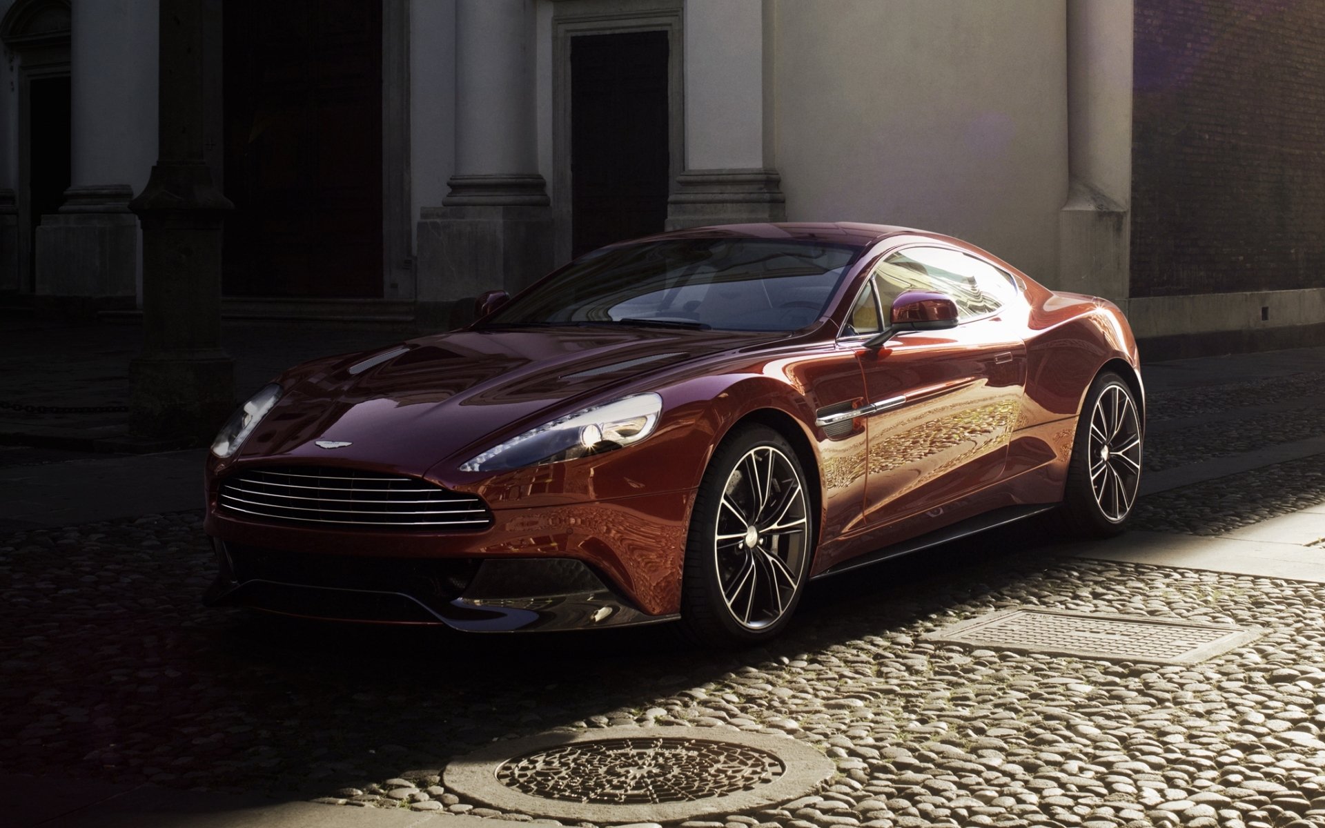 aston martin vanquish aston martin vanquish supersportwagen weinrot schatten hintergrund