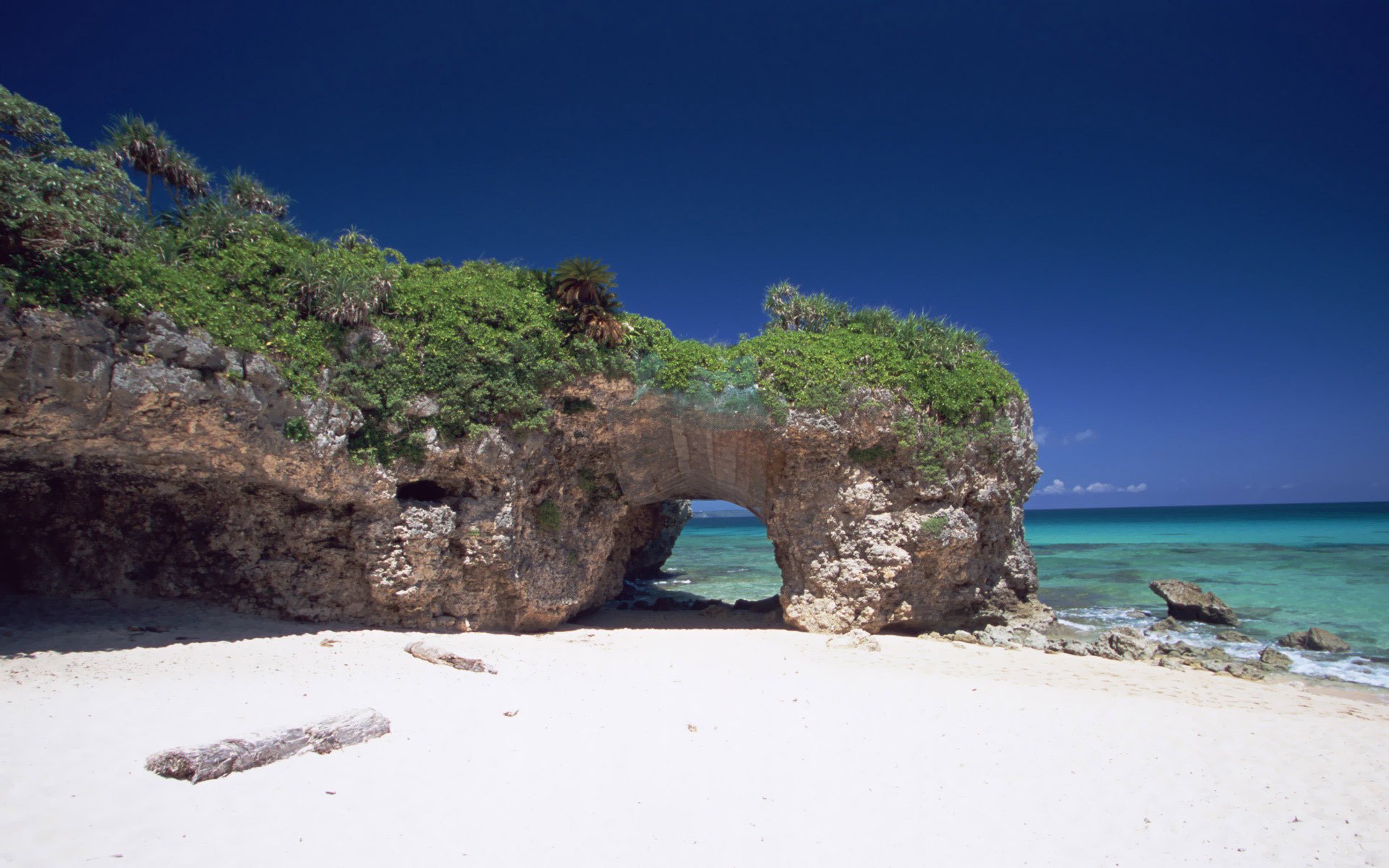 okinawa roches mer océan sable plage japon arche