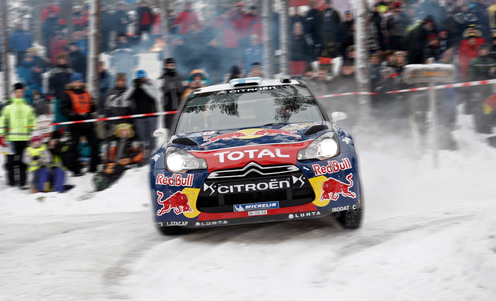 citroen ds3 rally wrc blur snow winter people light front logo hood