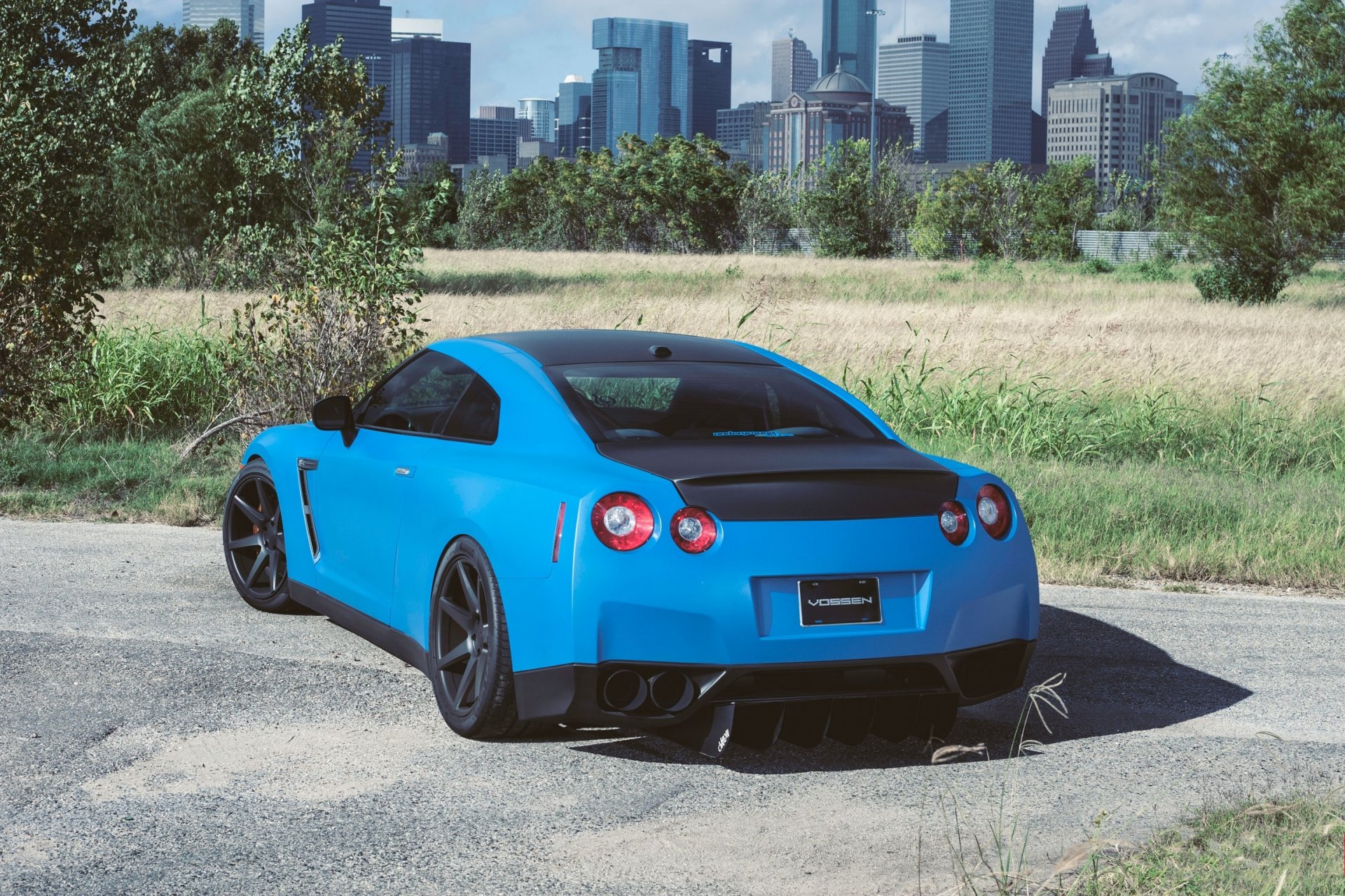 nissan gtr r35 bleu route arbres nissan gtr bleu vue arrière route asphalte