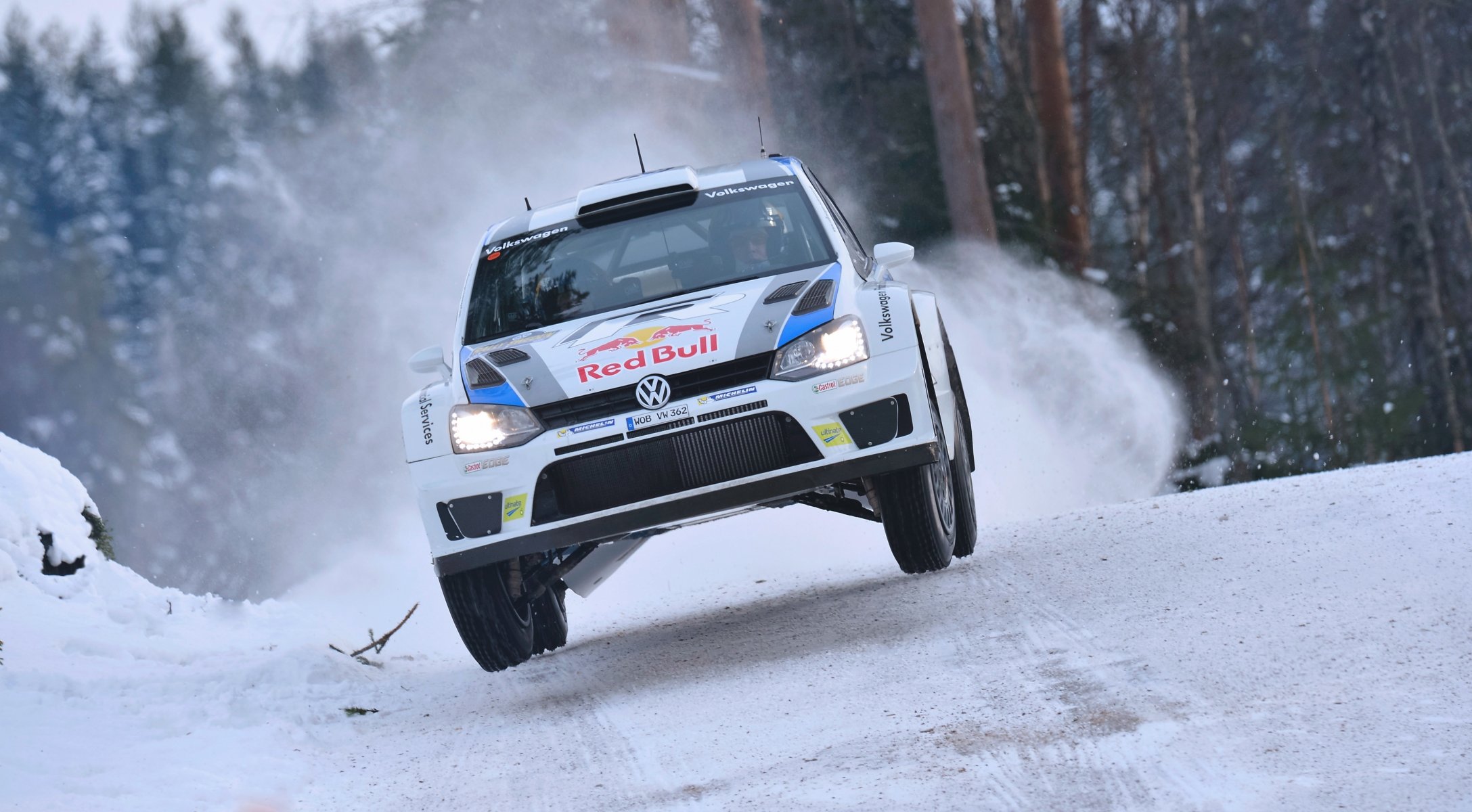 volkswagen polo wrc rally deporte coche rally blanco auto toro rojo velocidad invierno nieve frente capó faros logotipo carrera