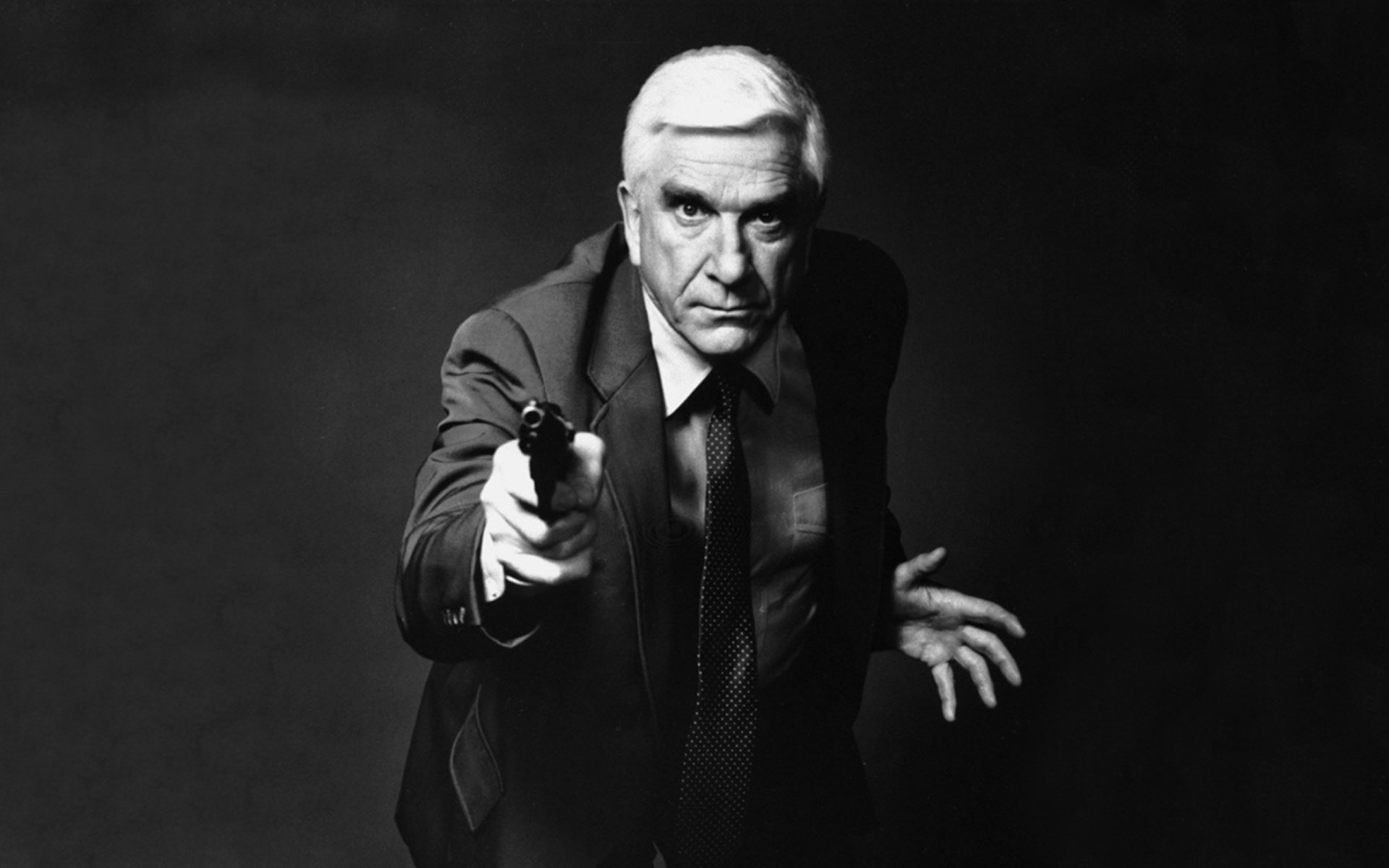 naga broń leslie nielsen leslie nielsen komik komik aktor pistolet czarno-biały spojrzenie oczy