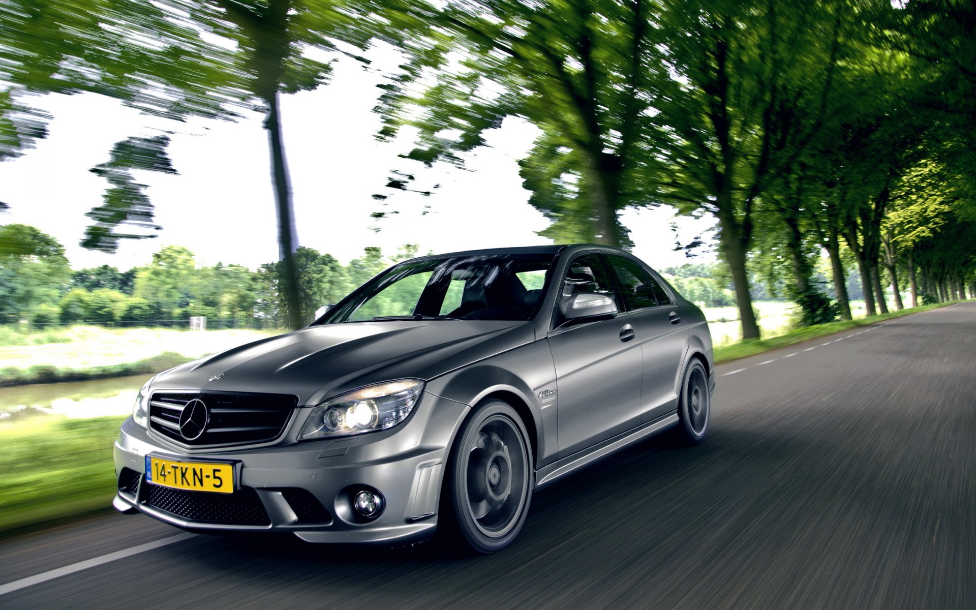 mercedes c63 amg mercedes berlina auto strada nel traffico automobile