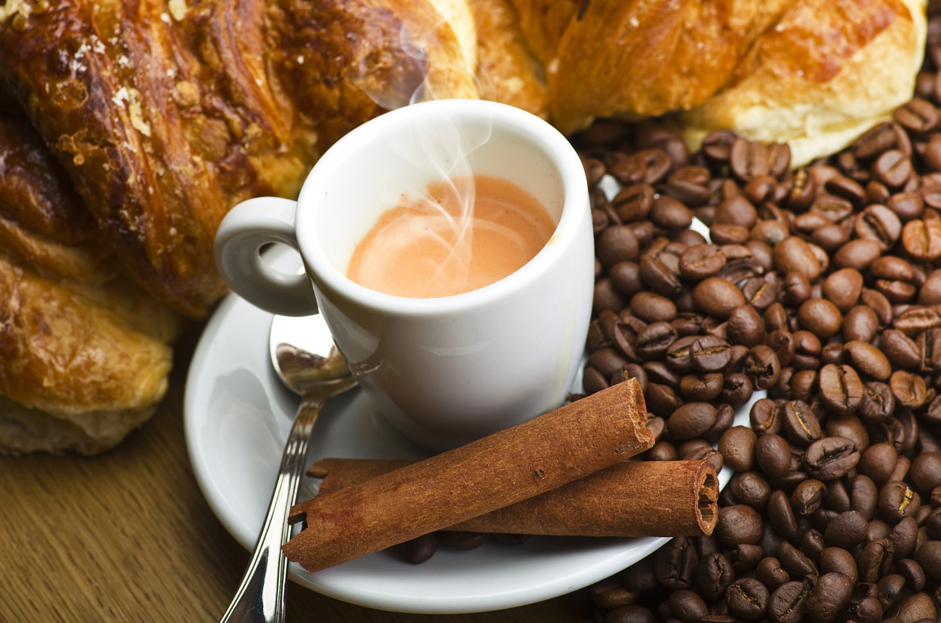 croissant bastoni caffè chicchi caffè espresso cannella tazza