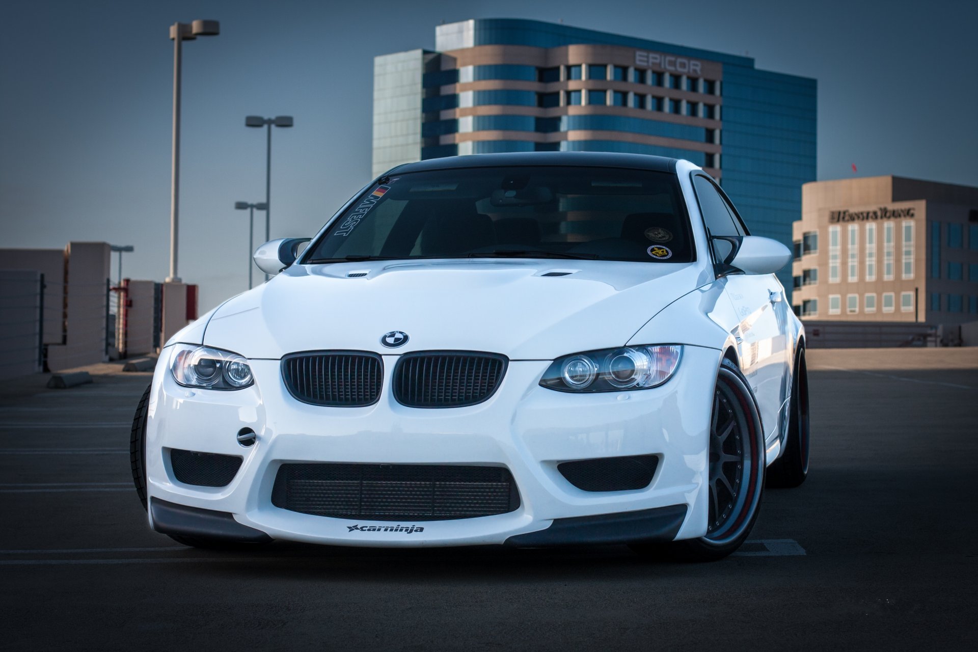 bmw m3 e92 blanc parking bâtiment epicor bmw toit lumières epicor