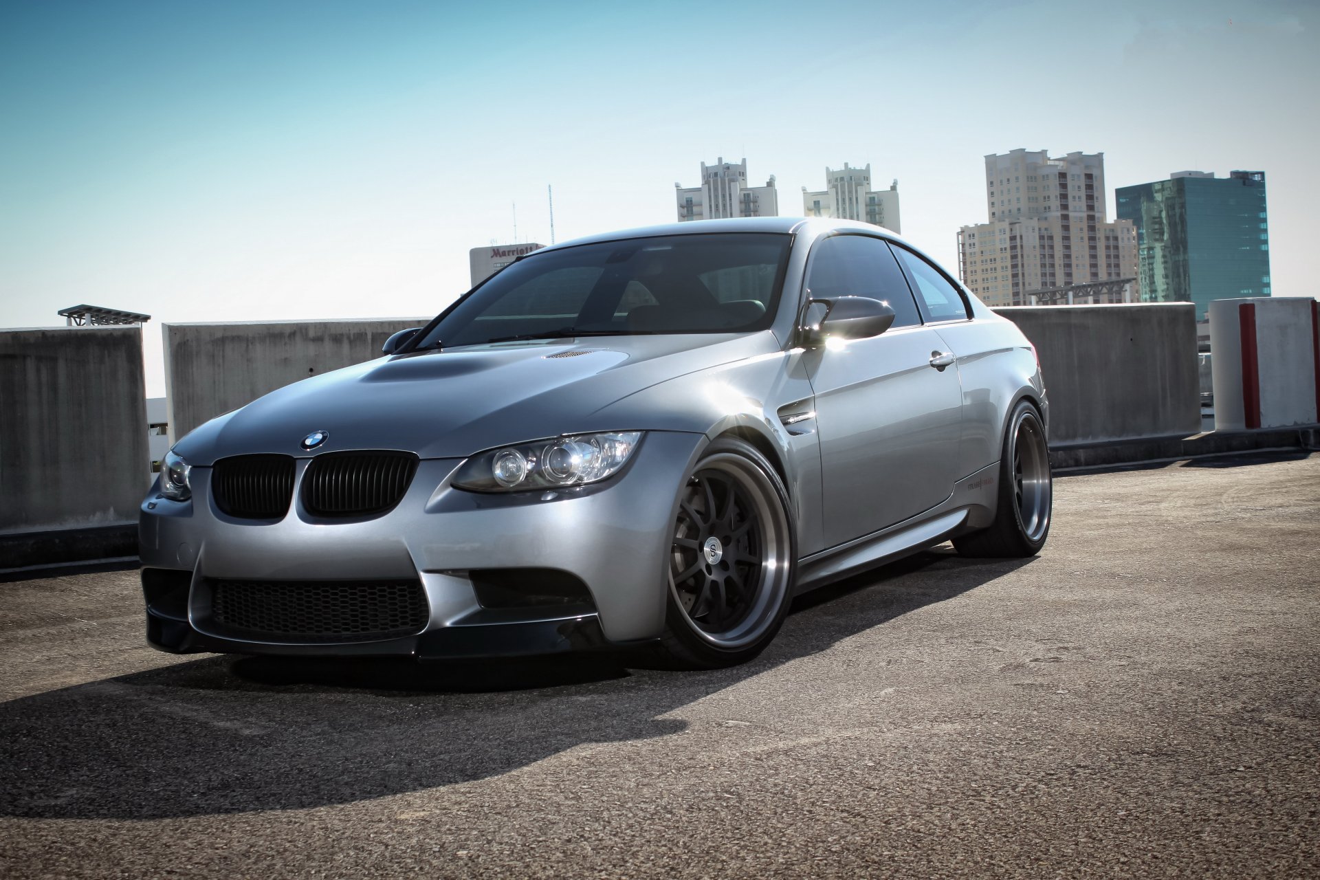 bmw m3 e92 silber bmw silber coupe dach parkplatz himmel stadt gebäude