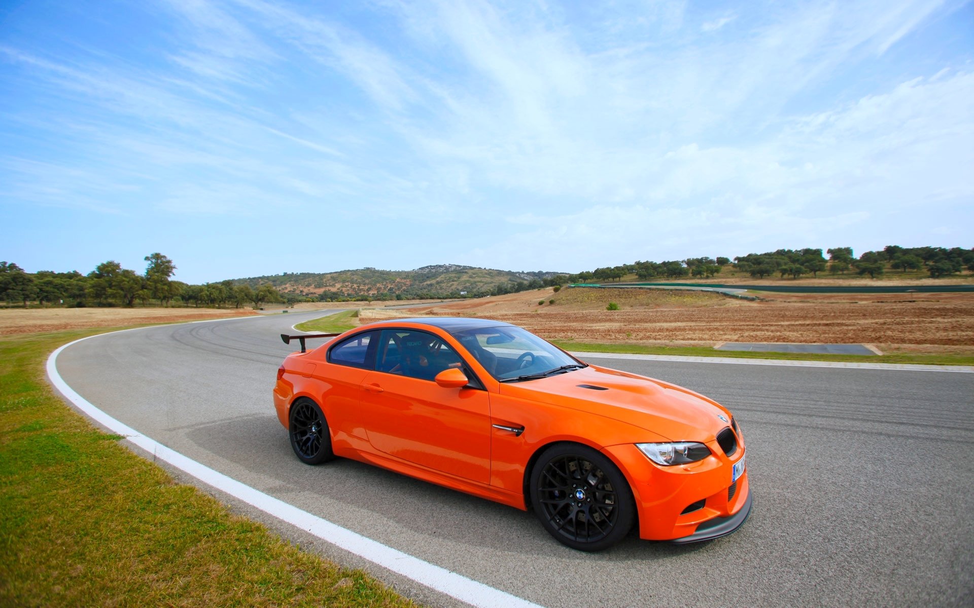 bmw m3 gts bmw pomarańczowy widok z boku droga boomer auto niebo tor koła