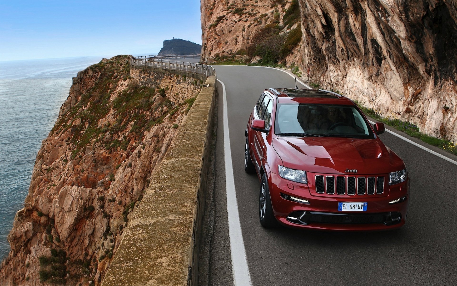 джип grand cherokee.srt8.джип гранд чероке срт8 красный передок берег дорога горы