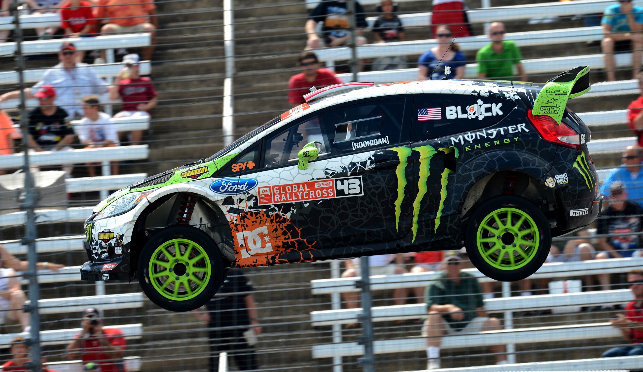 ford fiesta rally ken block rallycross auto fiesta vista lateral en el aire velocidad coche personas tribuna