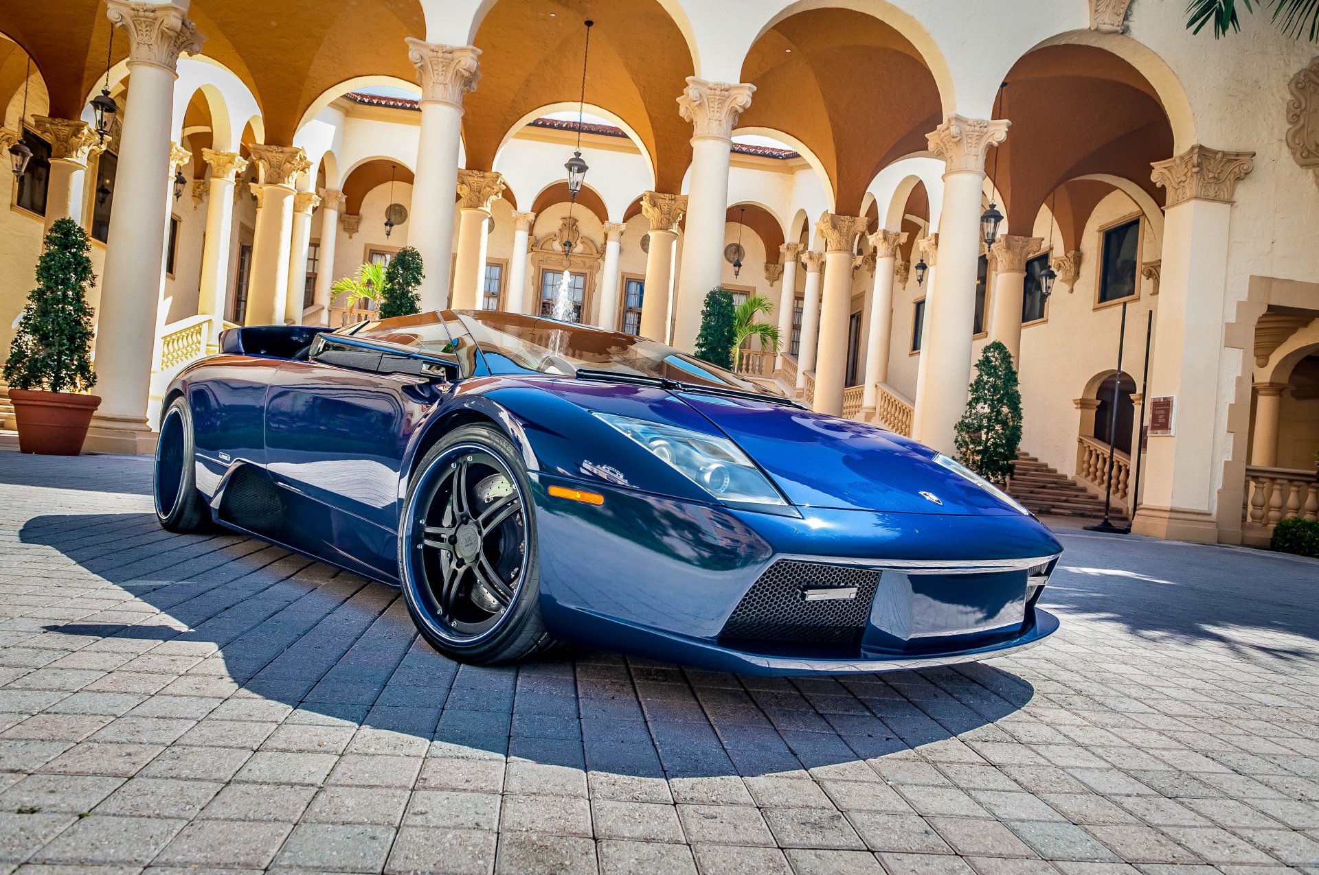 palais colonnes voiture bleu supercar tuning éclat réflexion