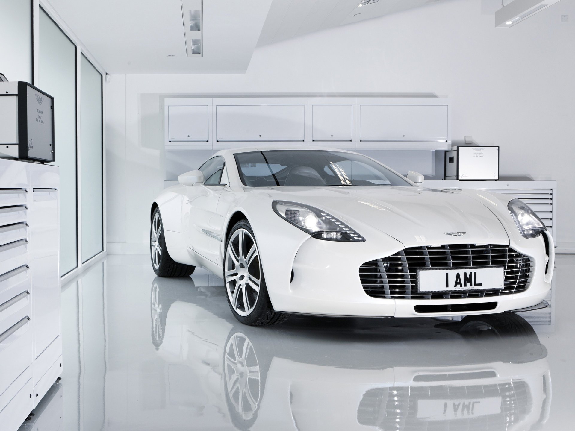 one-77 aston martin bianco bianco boxe riflessione aston martin