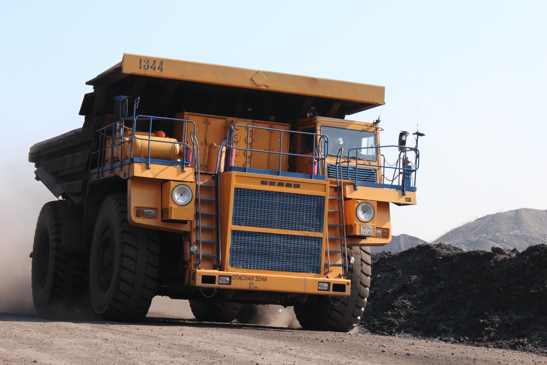 coche belaz camión