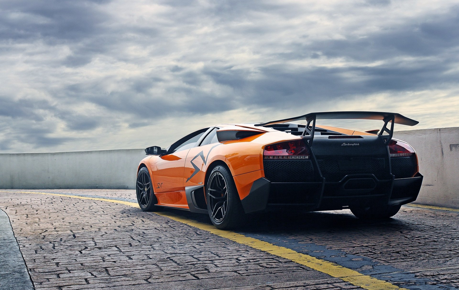 lamborghini murcielago lp670-4 sv orange lamborghini murcielago arrière pavés clôture ciel nuages