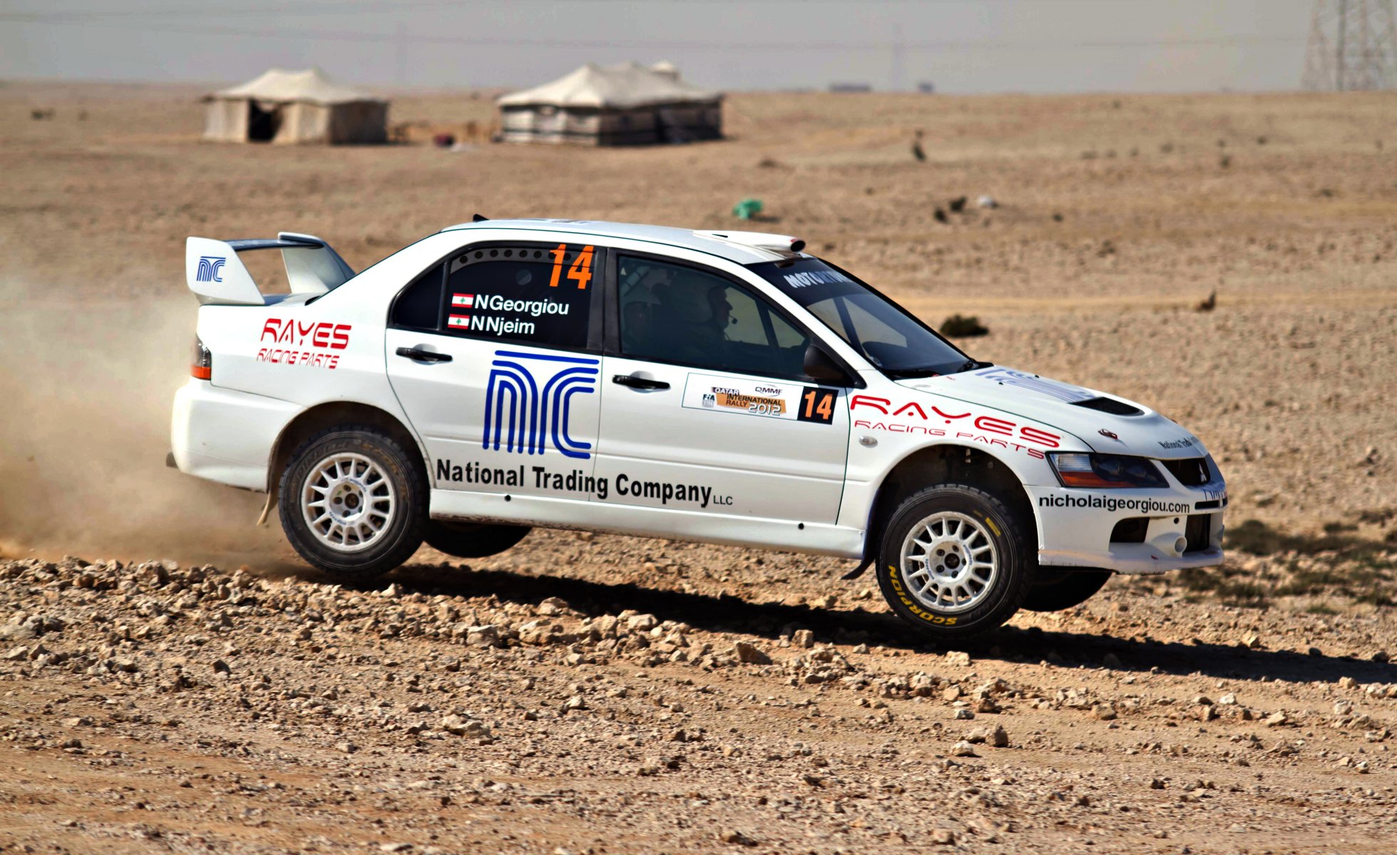 mitsubishi profession rallye course lancer rallye blanc cmr sport vue latérale désert jour