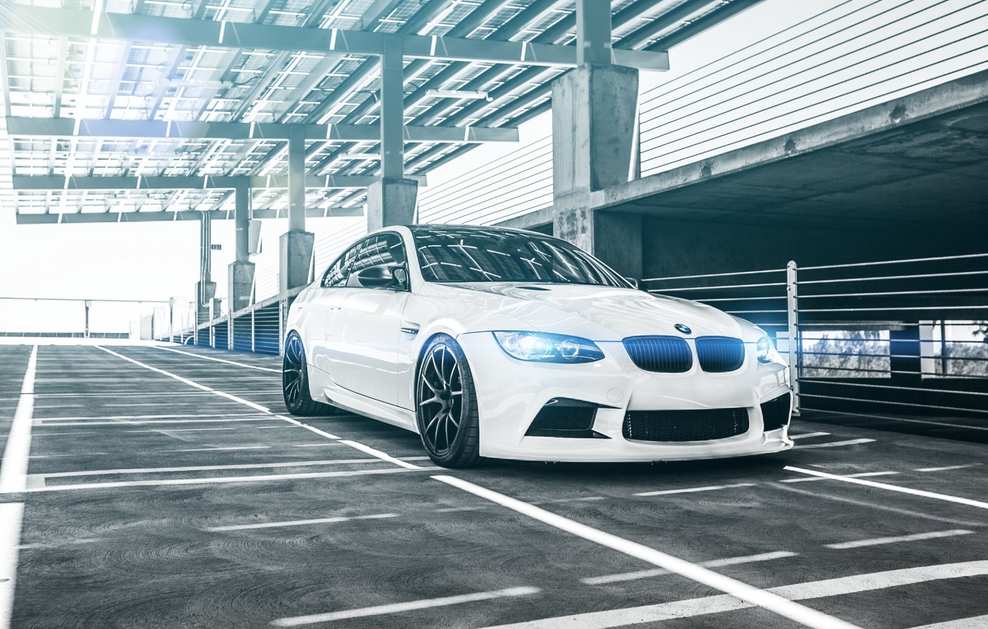 bmw m3 coupé e92 blanc avant parking éblouissement