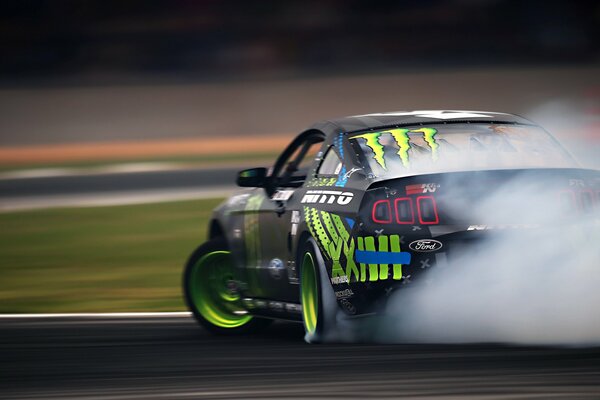 Auto sportiva Ford Mustang nero e verde