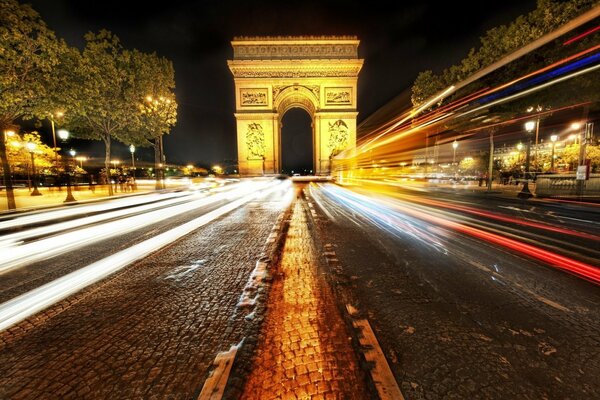 Die Pflastersteine des nächtlichen Paris in all seiner Pracht