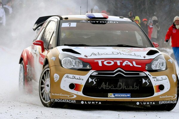 Wer den Winter liebt, schaut sich die Rallye auf der verschneiten Straße an