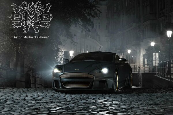 Czarny Aston Martin nocą na ulicy obraz z herbem