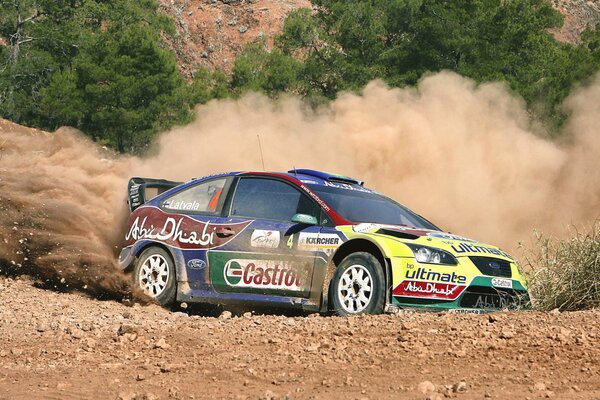 Ford con derrape entra en una curva en el desierto