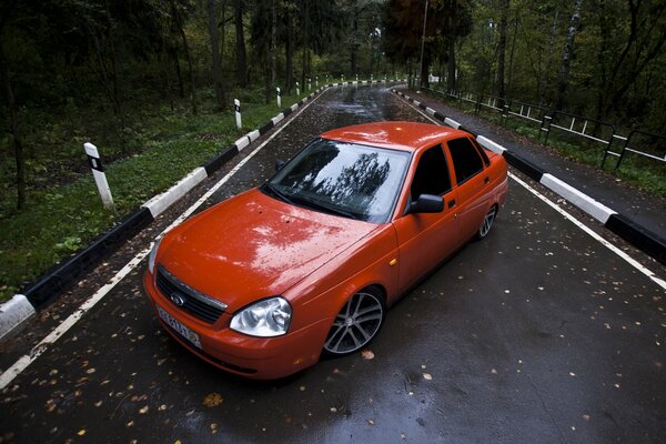 Automobile rossa Lada 2170 del Priore