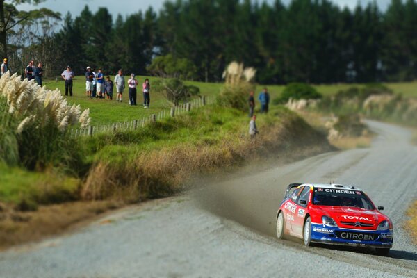 Citroën durante el Rally, en una curva