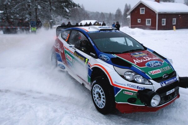 Derrape, coche deportivo, nieve debajo de las ruedas