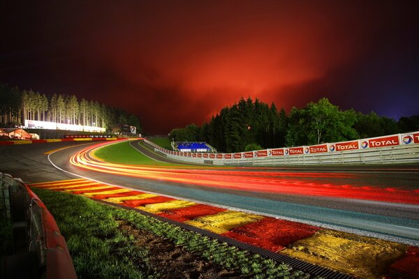 Piste de nuit vide pour les voitures de course