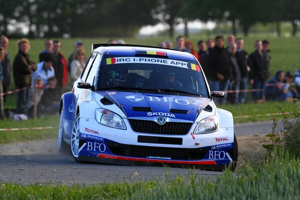 Los espectadores en el Rally observan el movimiento de Skoda